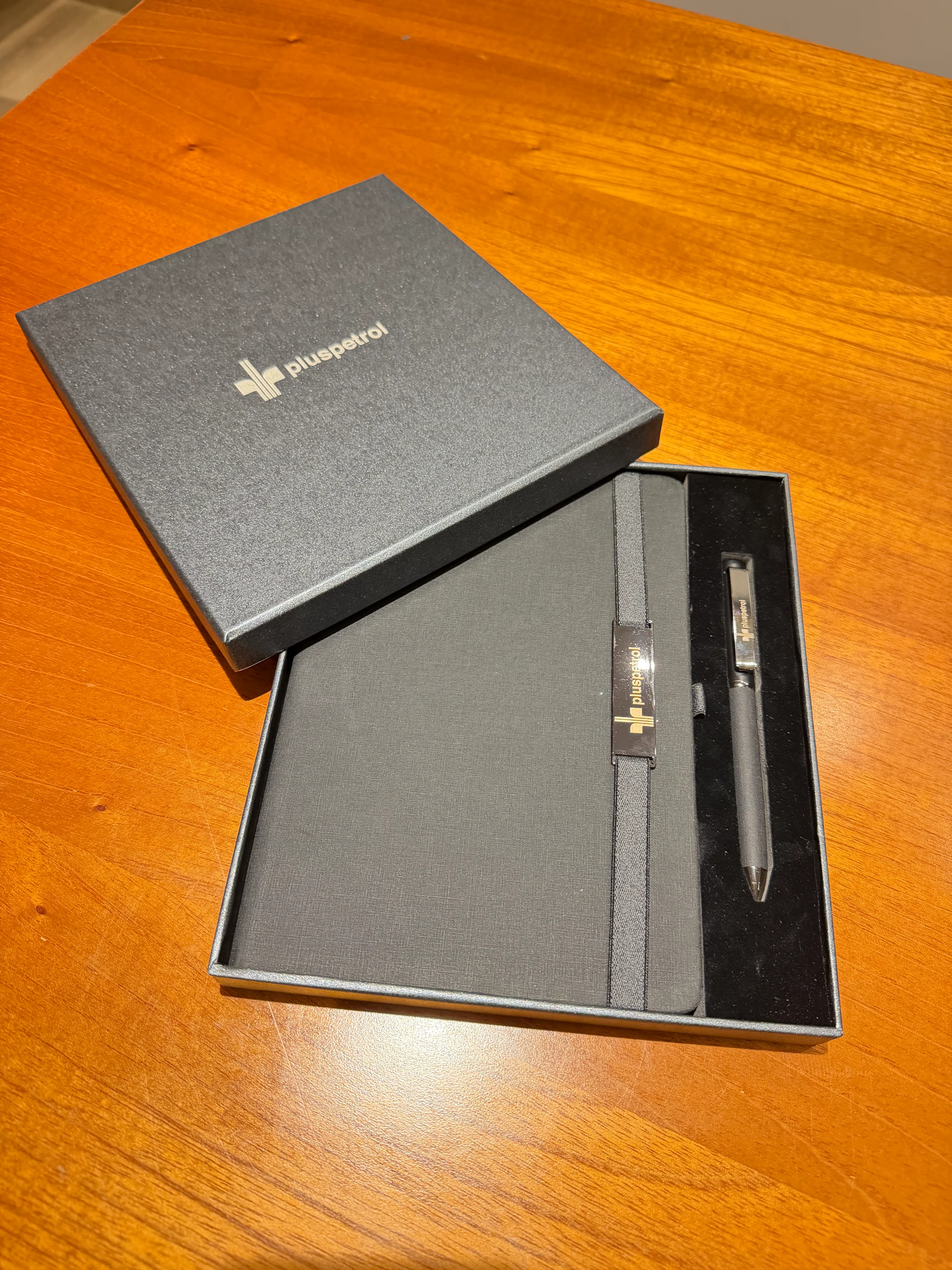 The Essential BOXIA caja corporativa con agenda y lapicero personalizado