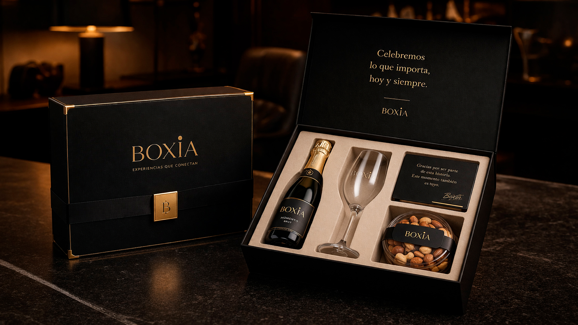 Caja corporativa BOXIA con snacks y productos premium para celebraciones empresariales y eventos corporativos